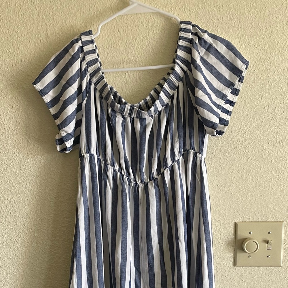 Isabel maternity dress, size medium, color blue and white.